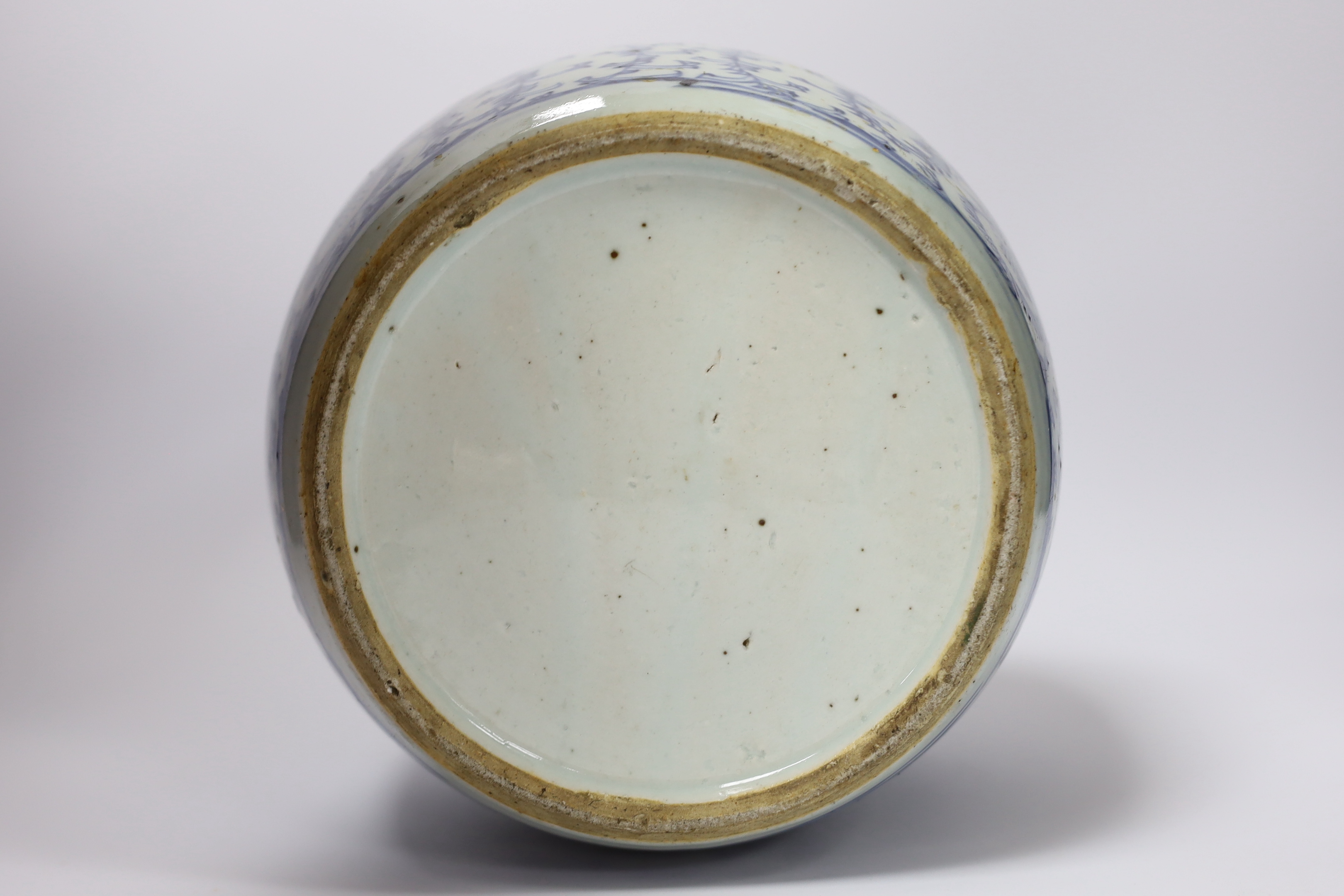 An early 19th century Chinese blue and white jar, 20cm